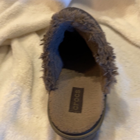 Crocs fur lined Clogs. Greyish Brown. Women's 10 - Picture 4 of 5